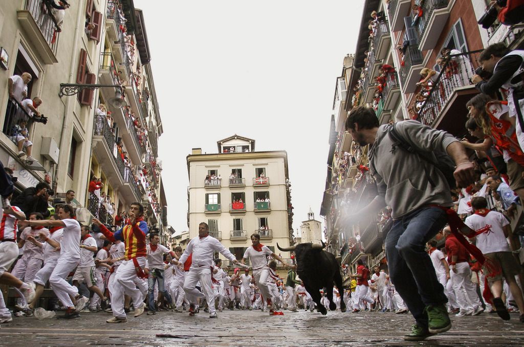 Les fêtes de San Ferrmin à Pampelune sont connues dans le monde entier pour ses lâchés de taureaux dans  et ses corridas.