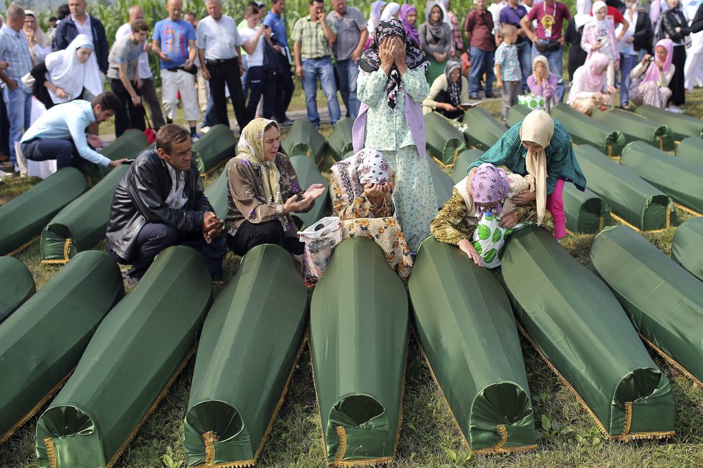 Les musulmans ont prononcé ensemble la prière pour les morts avant de mettre les cercueils, enveloppés de linceuls verts, en terre.