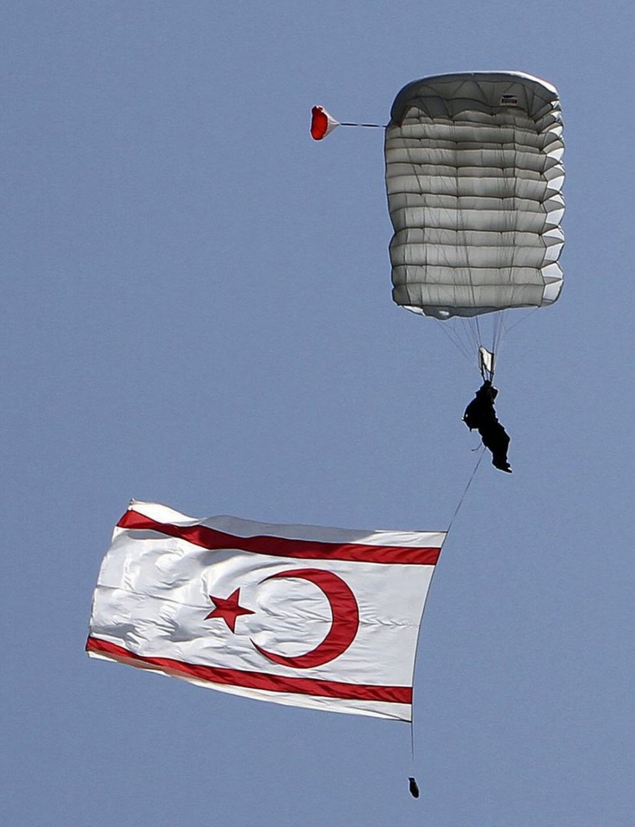 Un parachutiste transporte le drapeau de la République turque de Chypre Nord. 