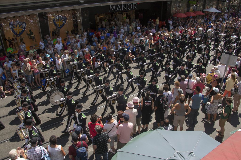 Le festival de musique militaire "Basel Tattoo" s'est terminé par une parade dans les rues du centre-ville.