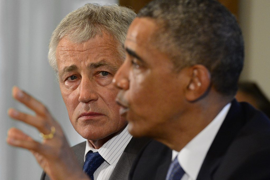 epa03835269 (FILE) A file picture dated 16 May 2013 shows US Secretary of Defense Chuck Hagel (L) listening to US President Barack Obama (R) during a press conference at the White House in Washington DC, USA. According to media reports on 24 August 2013, US defense chief Chuck Hagel said the military is preparing for a possible order to strike targets in Syria after reports of alleged chemical weapon use against civilians. Hagel said aboard a flight to Asia that President Barack Obama had asked the military to prepare a range of options in Syria, the Pentagon press office said 23 August night.  EPA/MICHAEL REYNOLDS *** Local Caption *** 50832652