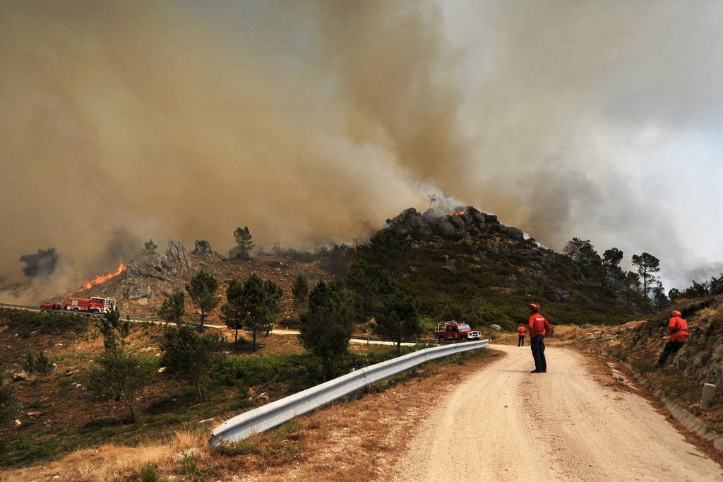 epa03840547 Firemen fight a forest fire in Tondela, in the Caramulo mountains, Portugal, 28 August 2013. About 200 firefighters are working to extinguish the fire.  EPA/NUNO ANDRE FERREIRA
