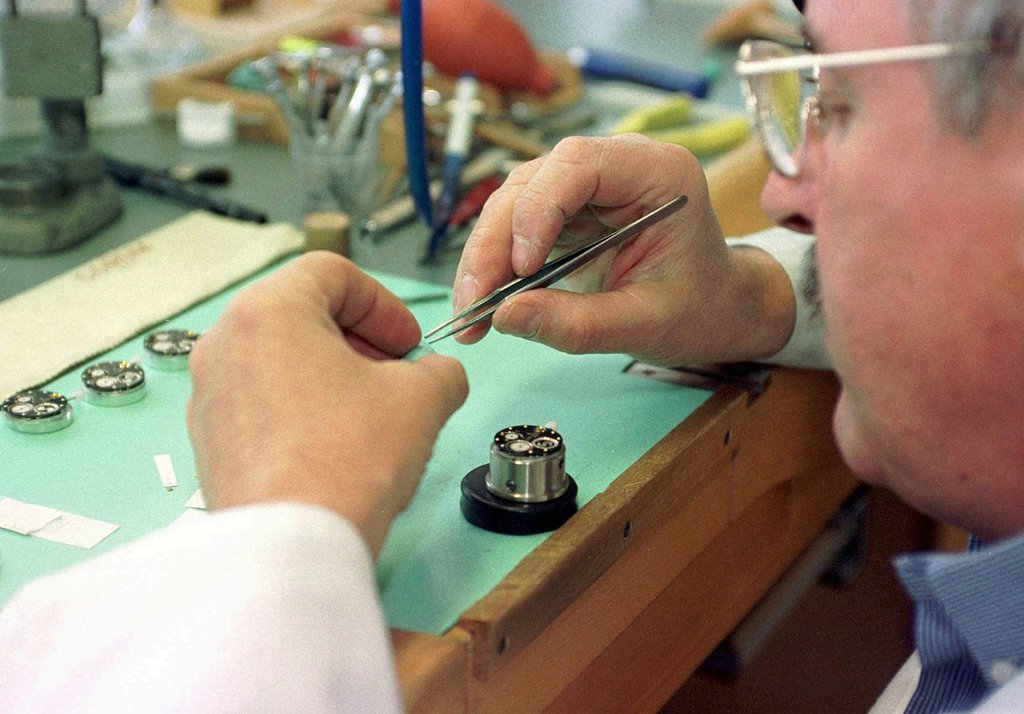 Un horloger a l'unite de fabrication des montres de luxe a La Chaux-de-Fonds (NE), ce mardi 11 janvier 2000. L'homme d'affaire Americain, Severin WUNDERMANN rachete 90% de l'entreprise horlogere "CORUM".  (KEYSTONE/SANDRO CAMPARDO)
