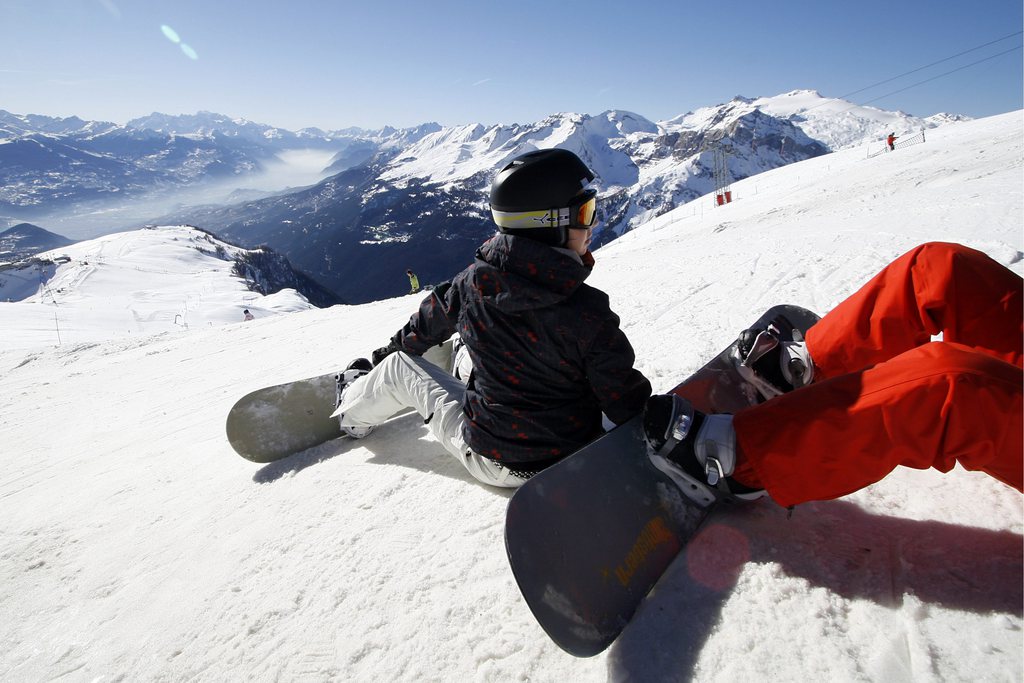 Des snowboardeurs sur les pistes de ski le dimanche 4 fevrier 2007 a Crans-Montana. (KEYSTONE/Olivier Maire)