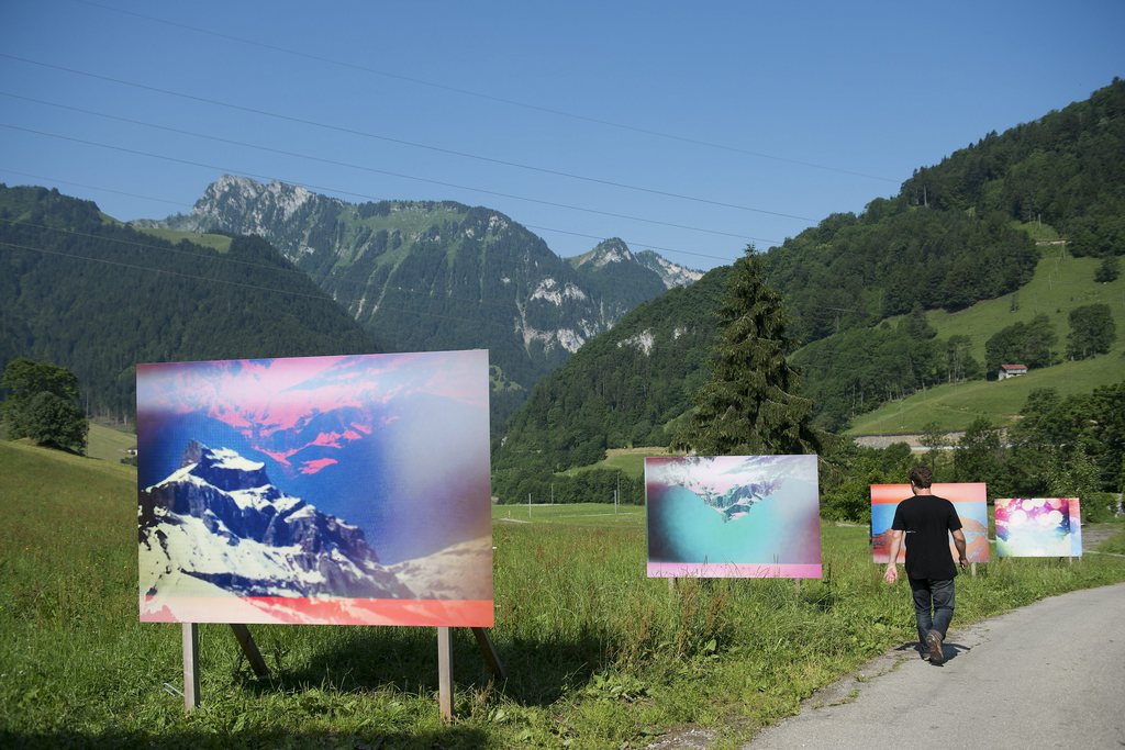 Une image du photographe, Penelope Umbrico des Etats-Unis, est photographie dans un champ lors de la nouvelle exposition "Altitude" du festival de photographie contemporaine Alt. +1000 ce jeudi 11 juillet 2013 à Rossinière (Vaud).