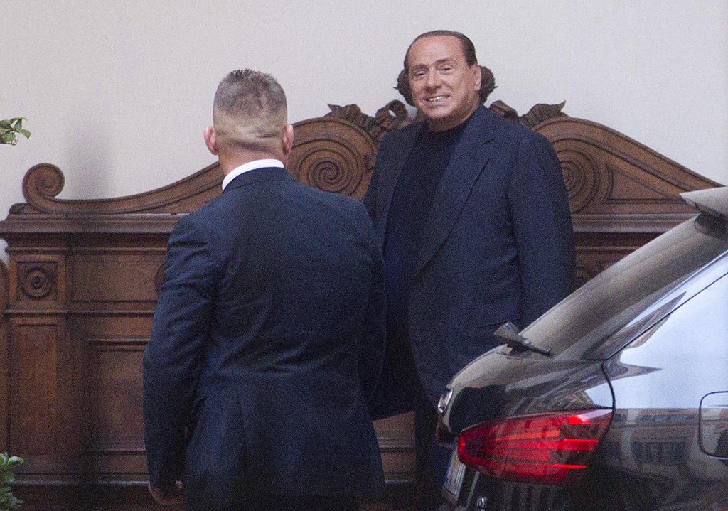 Silvio Berlusconi a apporté samedi sa signature à une pétition pour une réforme de la justice en Italie. L'ancien chef du gouvernement italien souhaite lui éviter une expulsion du Sénat après sa condamnation.