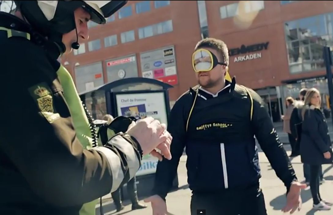 A Aalborg (Danemark), les contrevenants au code de la route se voient obligés d'endosser des déguisements. 
