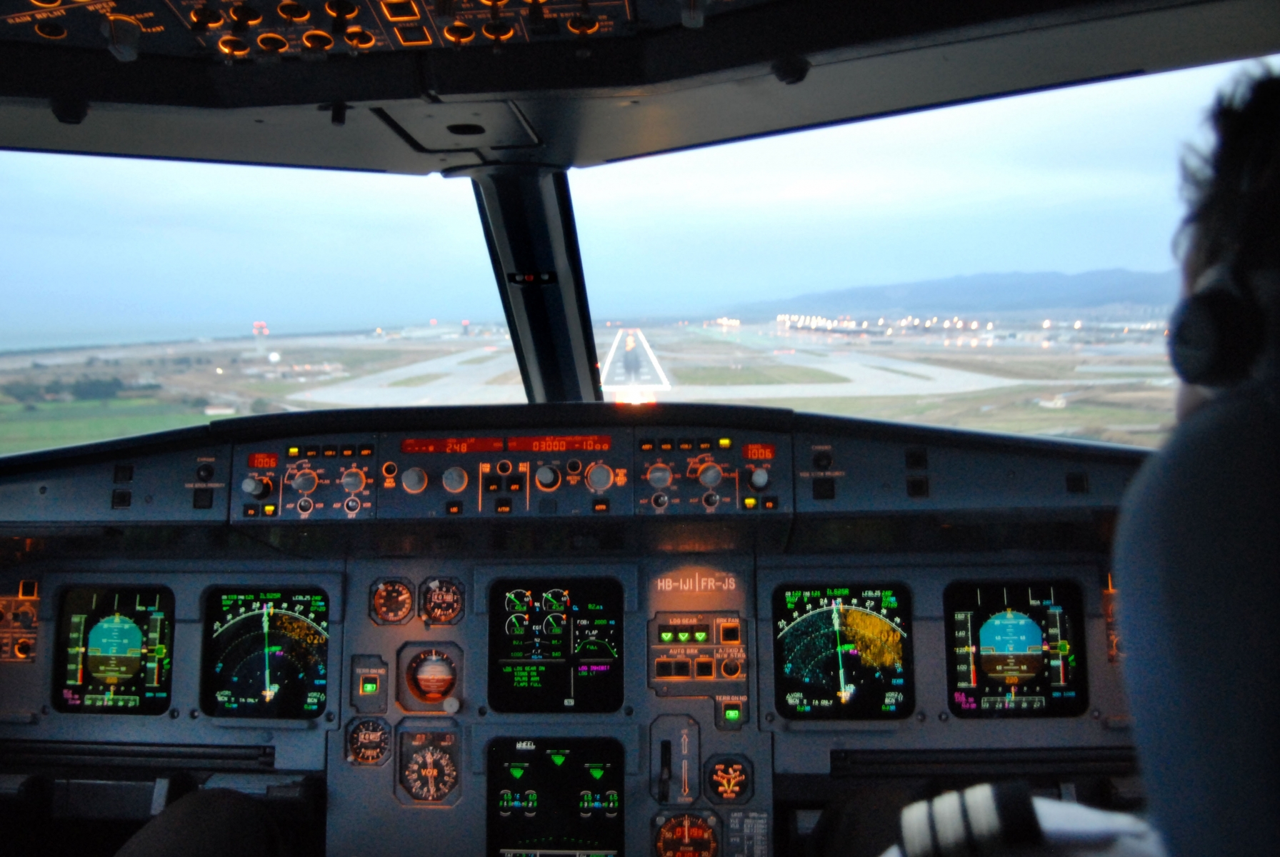 18.01.2013. Reportage pilote avion Swiss. Barcelone. Cockpit. Airbus A320. Vol. Yann Woodcock. Photo Laurent Morel