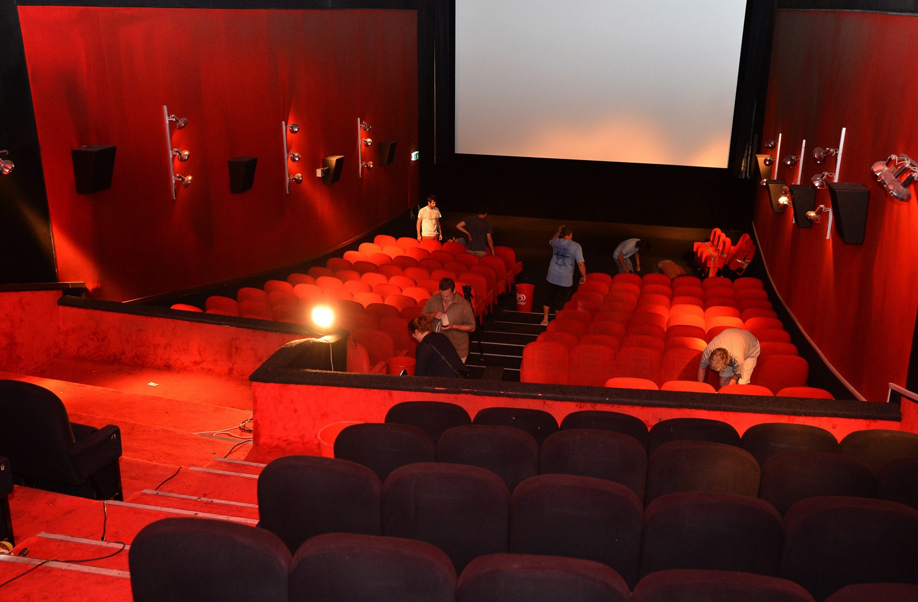 Les sièges du cinéma REX, à Neuchâtel, quittent l'établissement pour toujours.
Neuchatel 4 aout 2013
Photo R Leuenberger