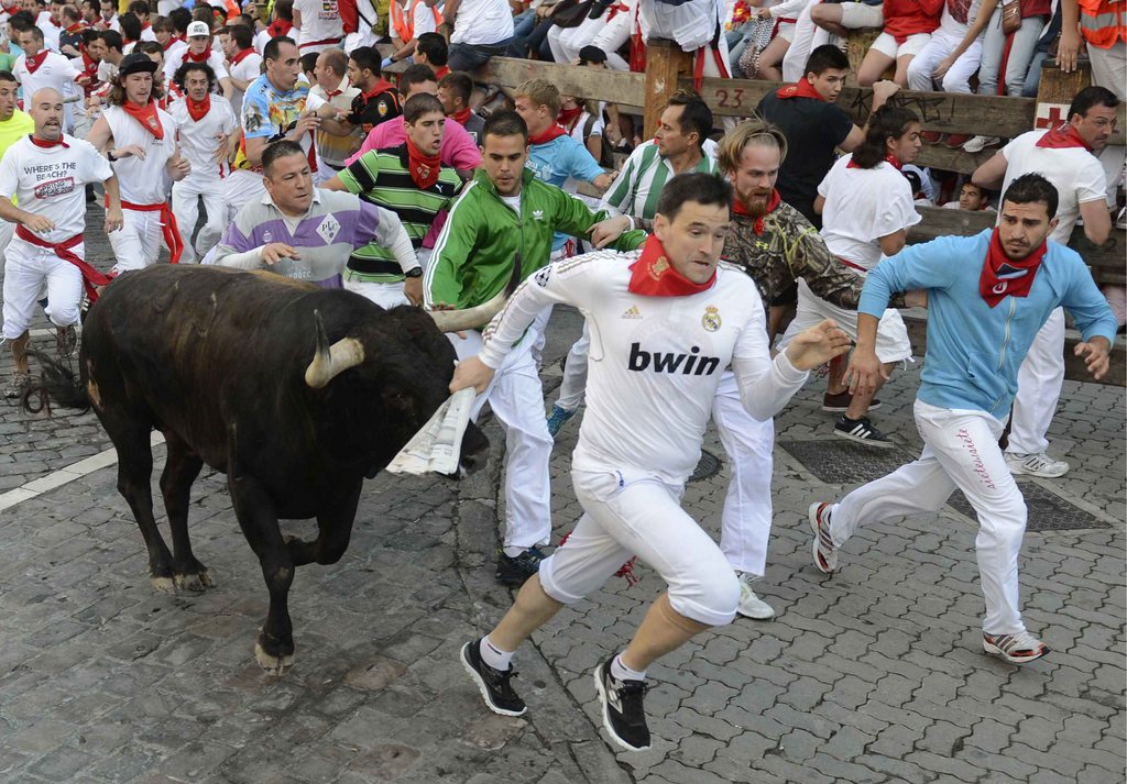 Six taureaux d'un élevage andalou ont dévalé lundi matin les ruelles de Pampelune, dans le nord de l'Espagne, pour le deuxième "encierro" de la San Fermin. Cette course très rapide a fait quatre blessés.