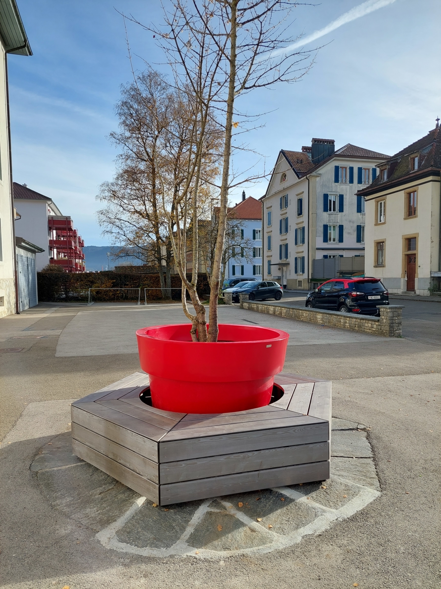 Le banc hexagonal accueillera les élèves du collège B8 de Fleurier.