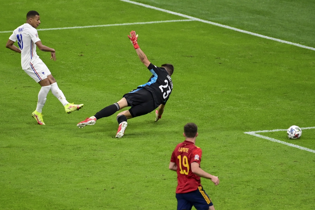 A la 80e, bien lancé par Théo Hernandez, Kylian Mbappé hérite du ballon et ajuste le portier espagnol Unai Simon, donnant la victoire aux Bleus (2-1).