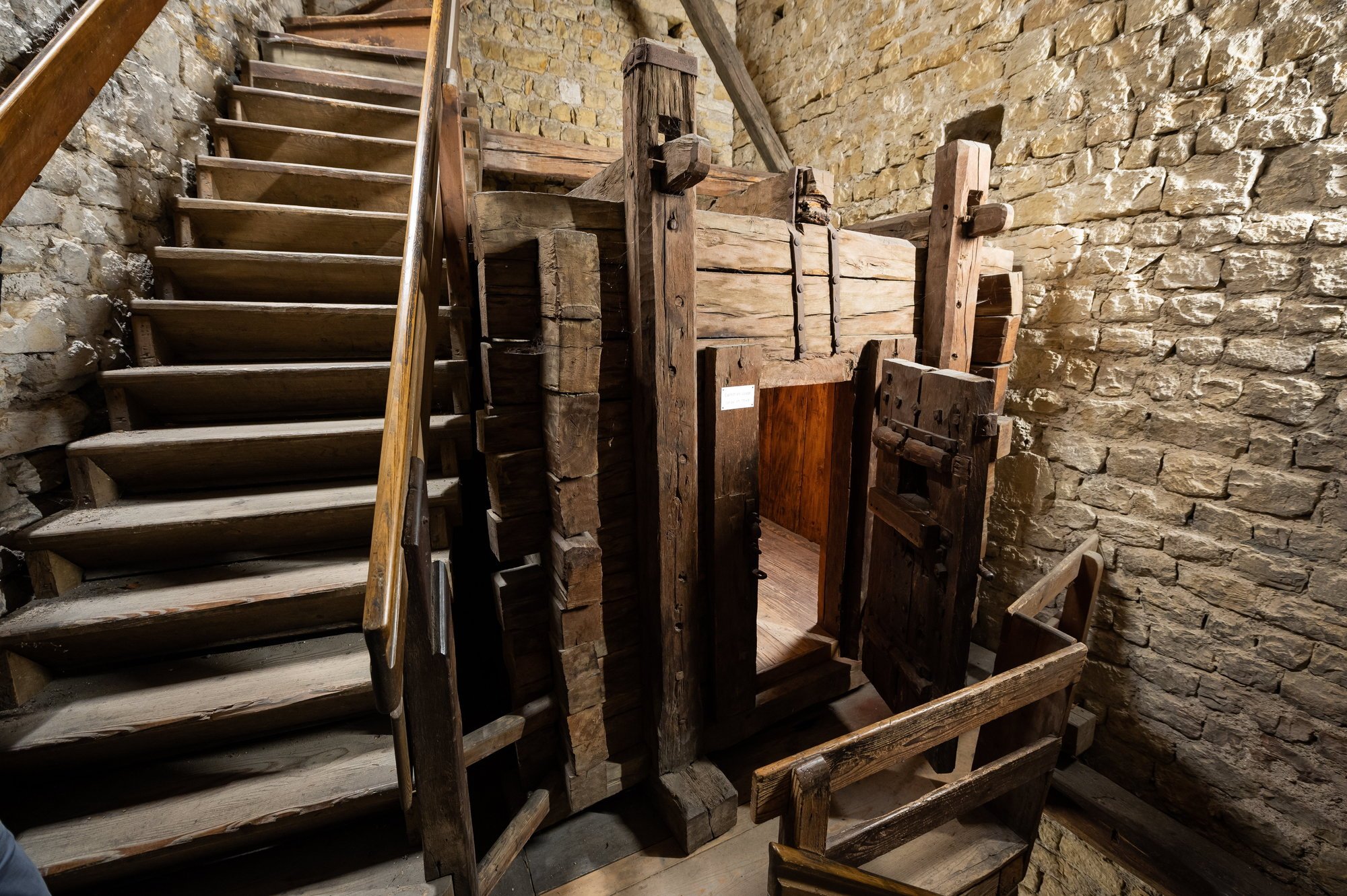 Après sa tentative d'évasion, Benedetto fut emprisonné dans un cachot en bois de la tour des Prisons, semblable à celui-ci.
