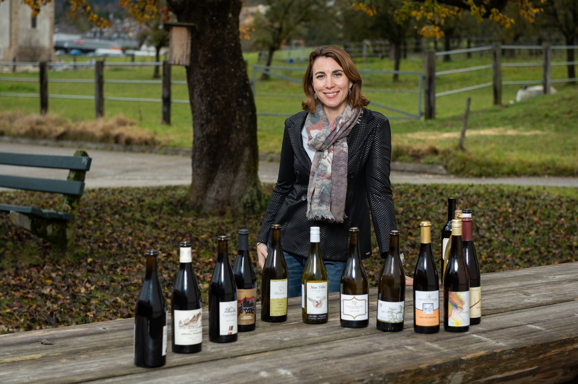 Mireille Bühler, directrice de Neuchâtel Vins et Terroir, avec les vins ambassadeurs: le non-filtré, l’œil-de-perdrix et le pinot noir.