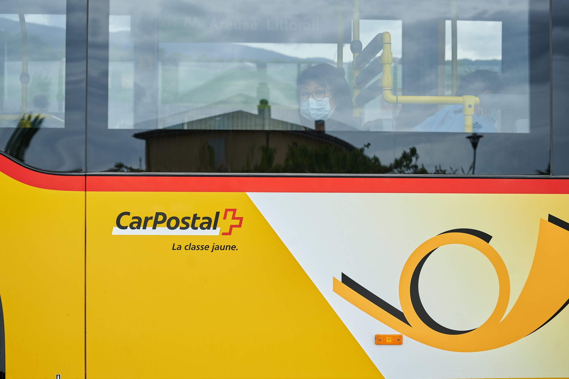 Un car postal circulait normalement lorsqu'il a été percuté par une voiture.