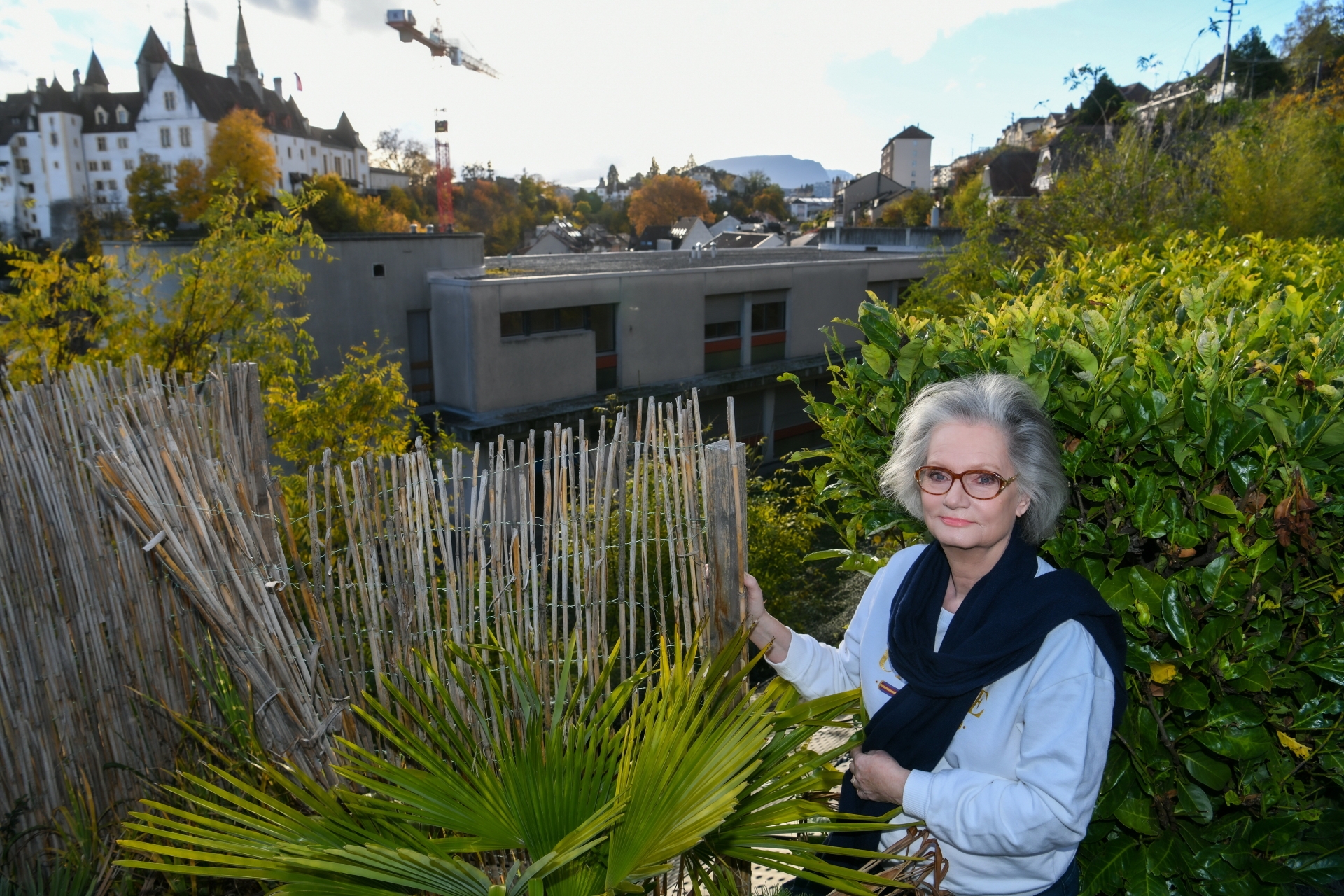 Christiane Mercier-Lunke montre le toit du bâtiment du parking du Seyon.