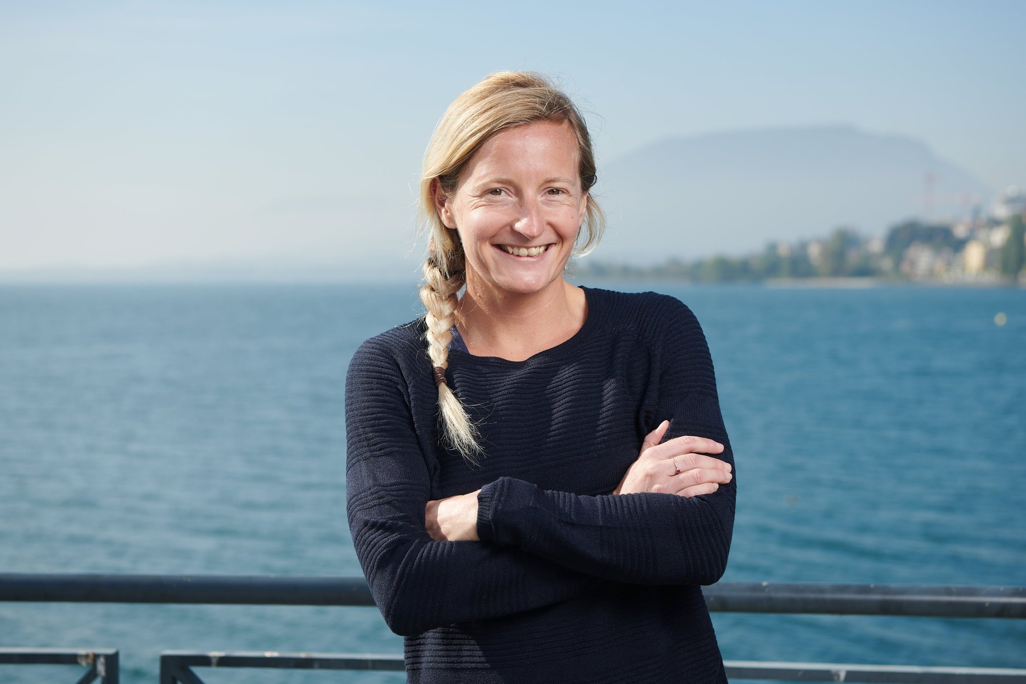 Aline Tavernier, avec en fond son terrain d’entraînement favori: le lac de Neuchâtel.