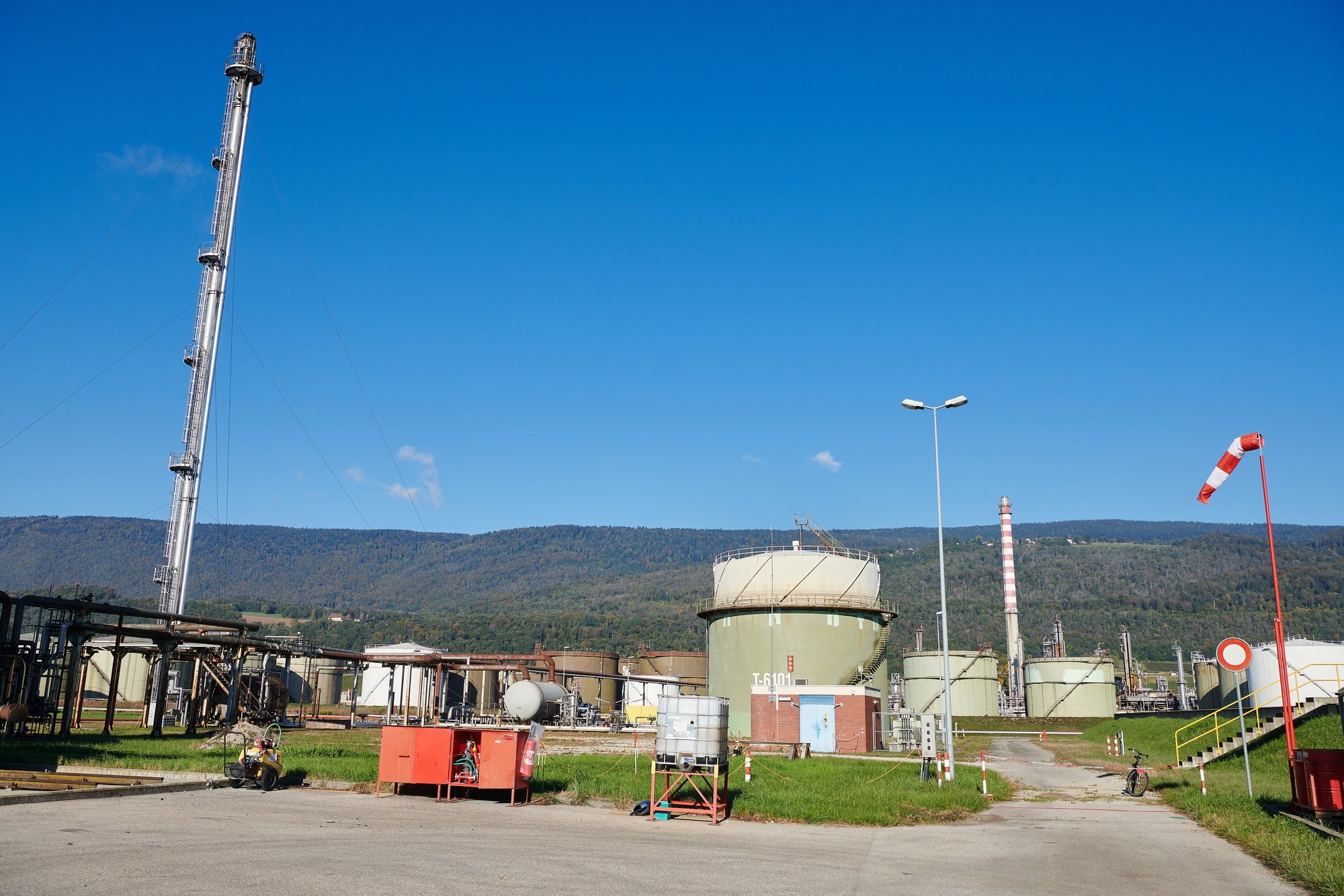 La torchère (à g.), pour le bruit, et la cheminée (au fond à dr.), pour ses nuages de fumée noire, sont sources de préoccupations pour les voisins de la raffinerie Varo.