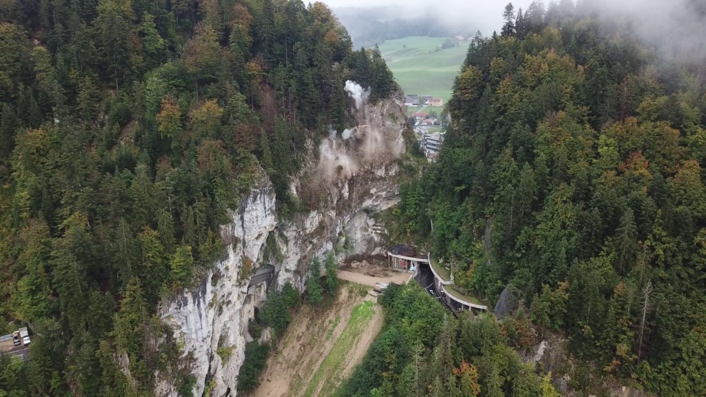 Le dynamitage effectué ce mercredi 6 octobre dans les falaises de la Rançonnière, au Col-des-Roches.