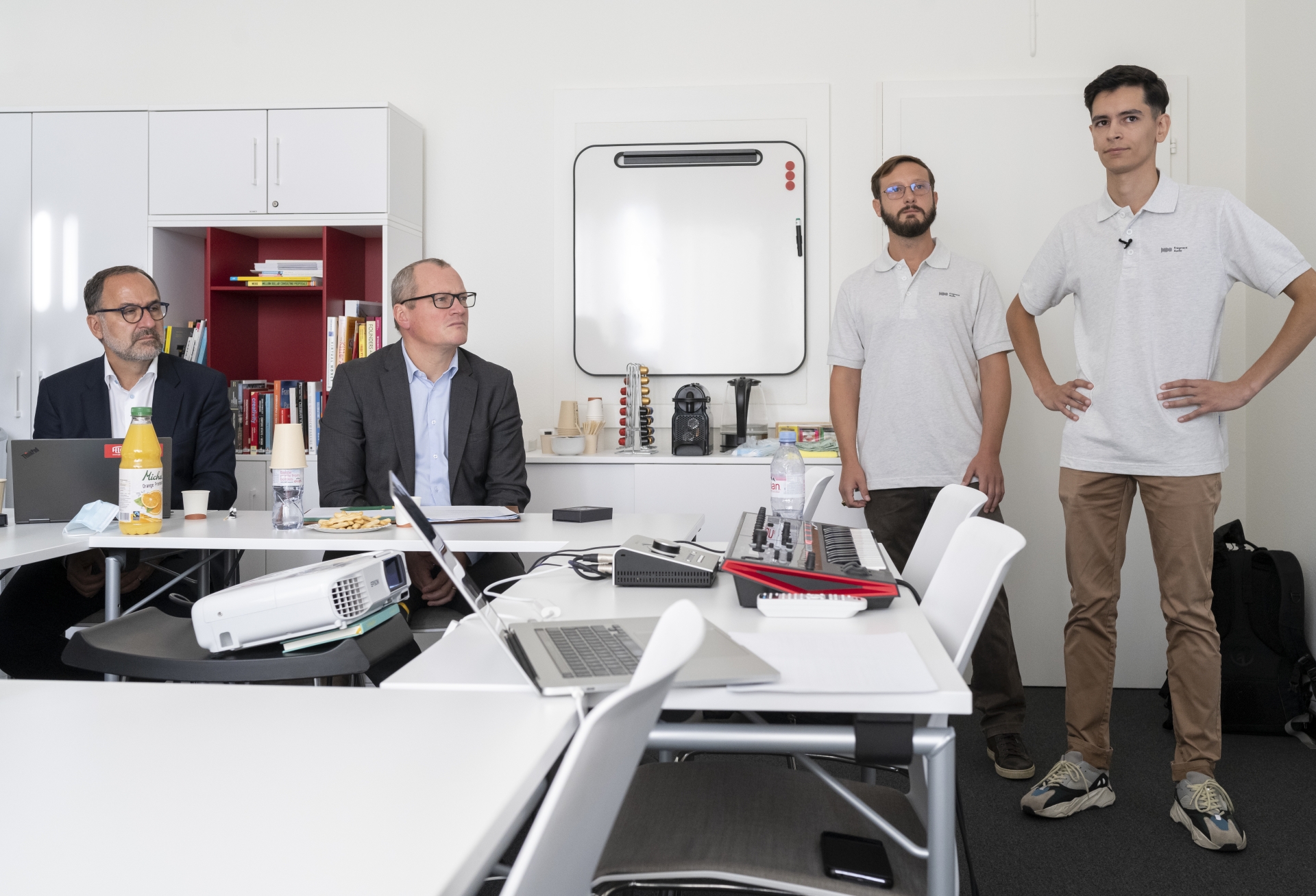Stéphane Poggi (tout à gauche) et Bastien Droz, les deux membres du jury du Prix BCN Innovation, écoutent les arguments des cofondateurs de Fragment Audio, Marcello Bragadin et Filipe Santos (tout à droite).
