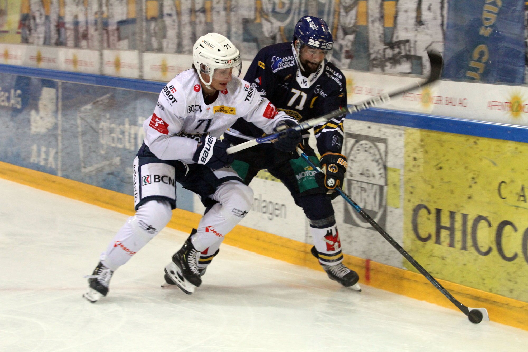 Loïc In-Albon (en blanc) et le HCC ont parfaitement maîtrisé leur sujet face à Stefan Tschannen et Langenthal.