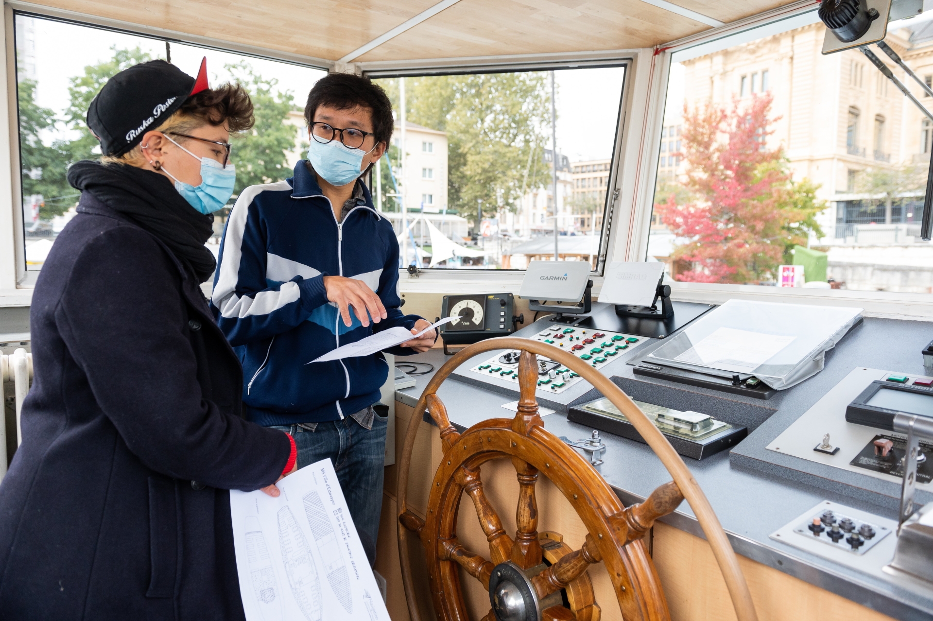 Lucile Pittet (à gauche) et William Ouy-Lim Do en train d'imaginer ce qu'ils pourraient tourner dans le poste de pilotage du "Ville d'Estavayer".