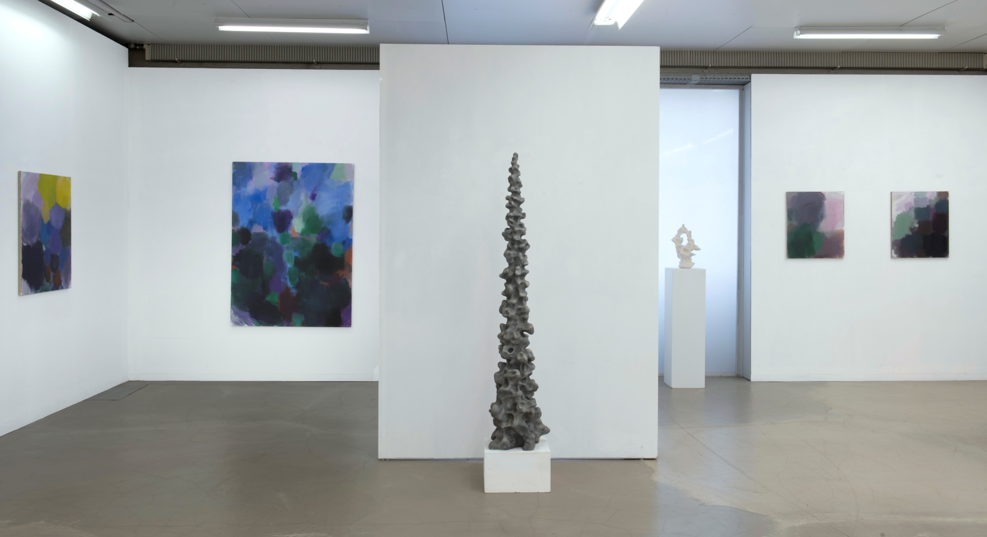 Les sculptures de Christine Demière et les peintures d'Ivo Vonlanthen à la galerie Numaga, à Colombier.