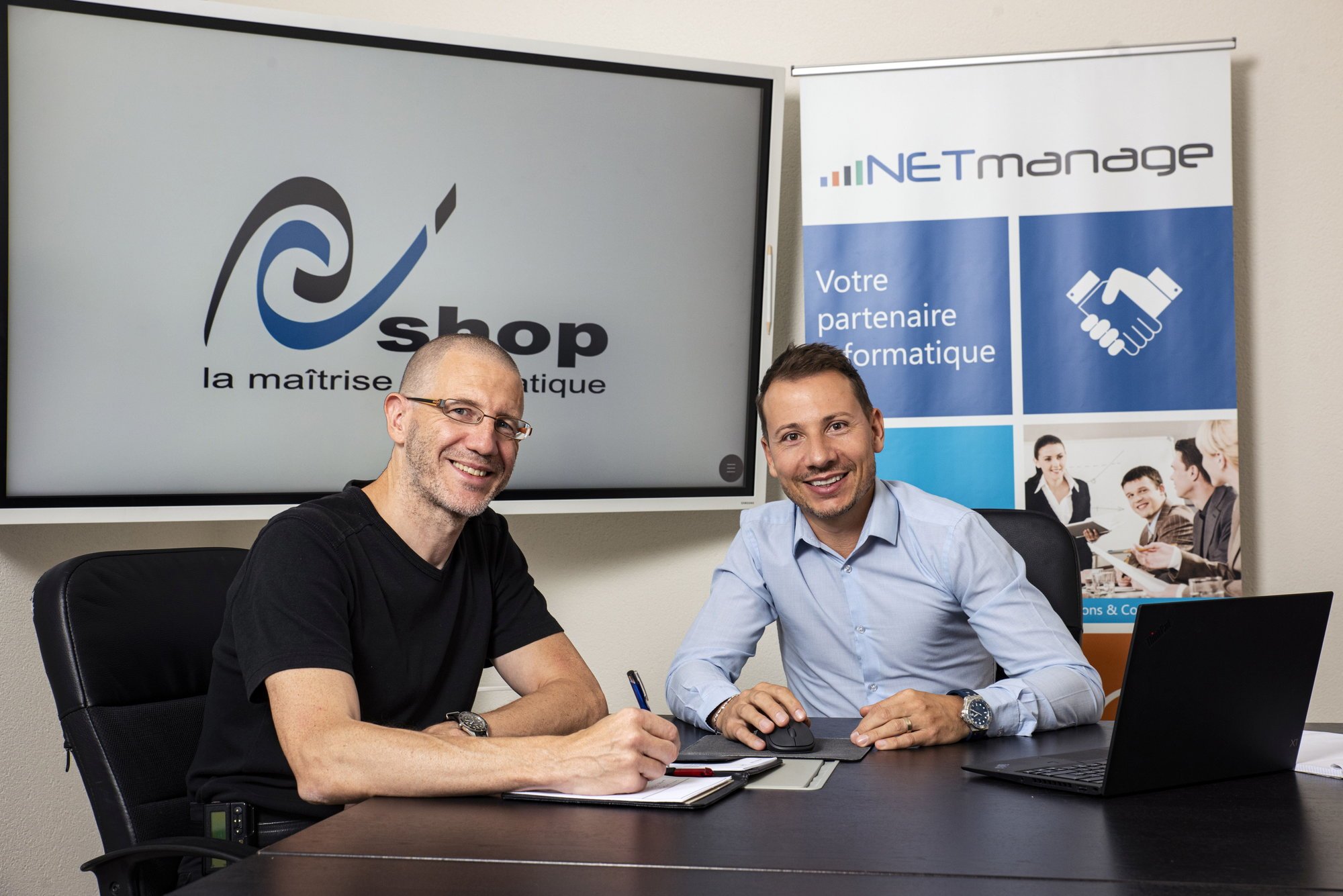 Actuel directeur et propriétaire de PC’Shop, Cédric Bauermeister (à gauche) restera employé en tant que responsable du bureau des montagnes de NETmanage. Celle-ci est codirigée par Fabien Bassi.