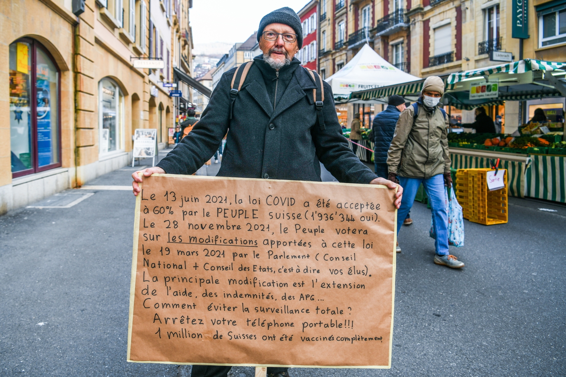 Antoine Weber avec sa pancarte samedi passé à la rue du Seyon, à Neuchâtel.