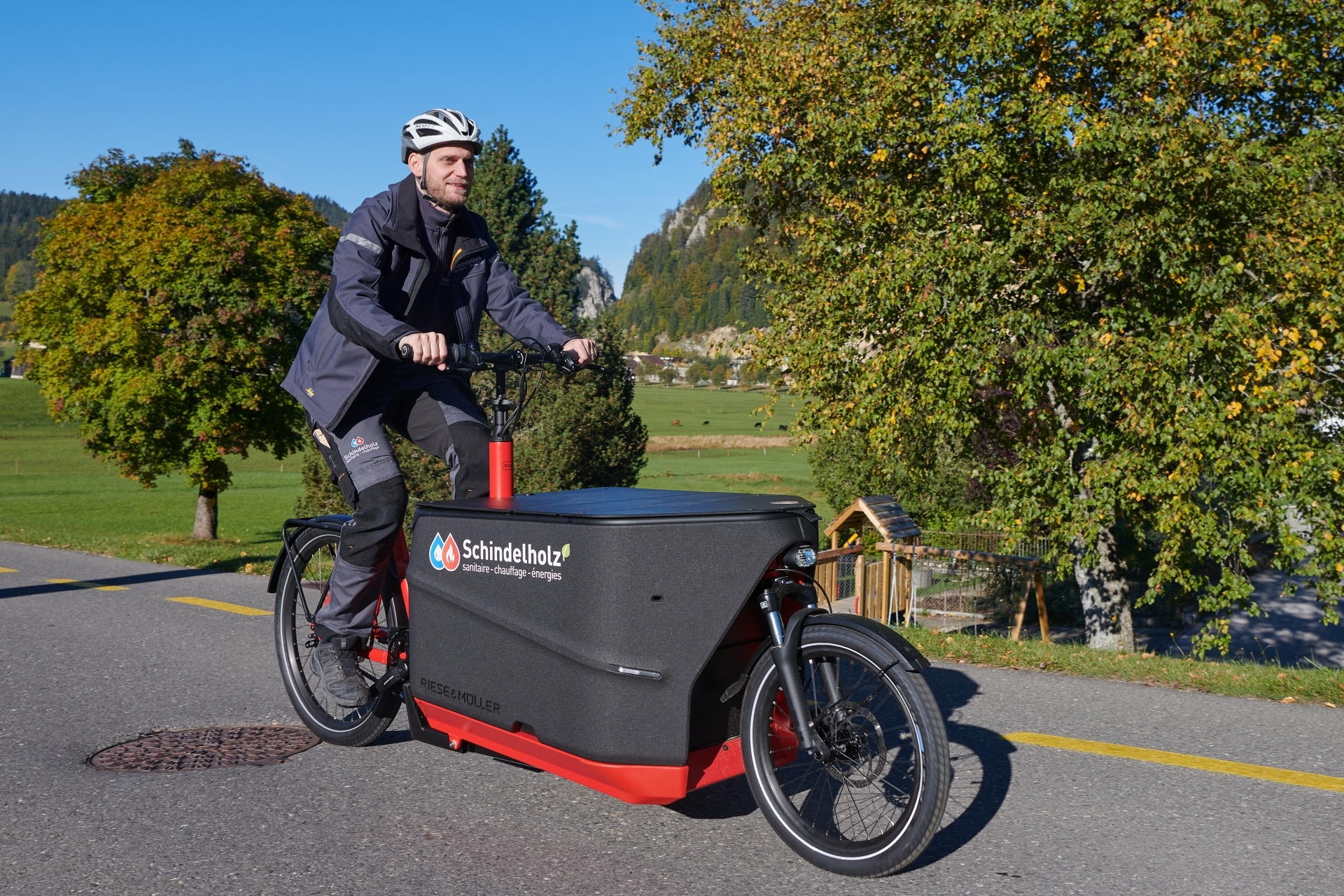 Alan Schindelholz a investi dans un vélo cargo électrique, comme de plus en plus d'artisans en Suisse.