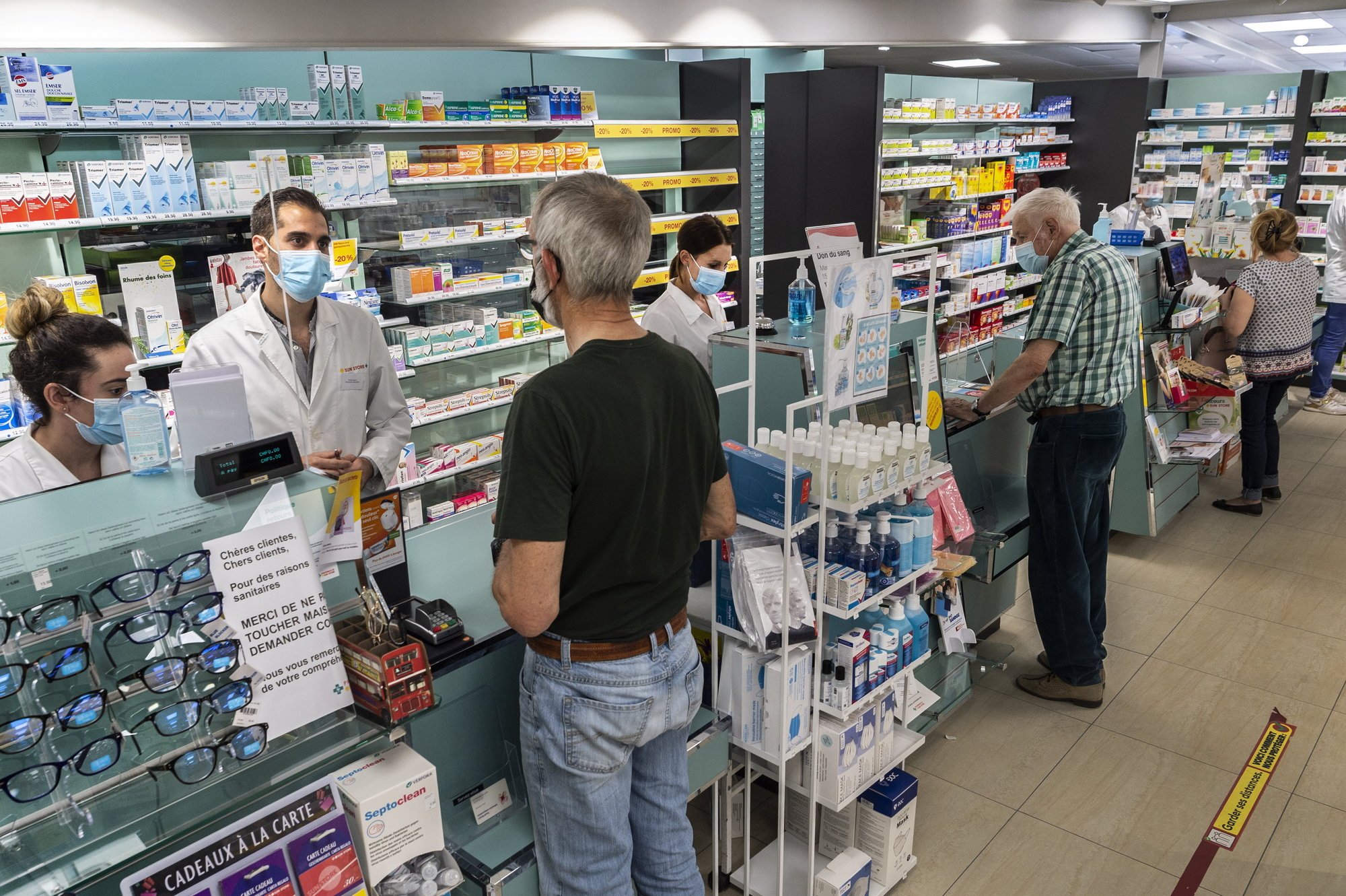 En Suisse, les tests antigéniques réalisés en pharmacie ne sont pas facturés à un tarif unifié, dès lors qu'ils ne sont pas remboursables.