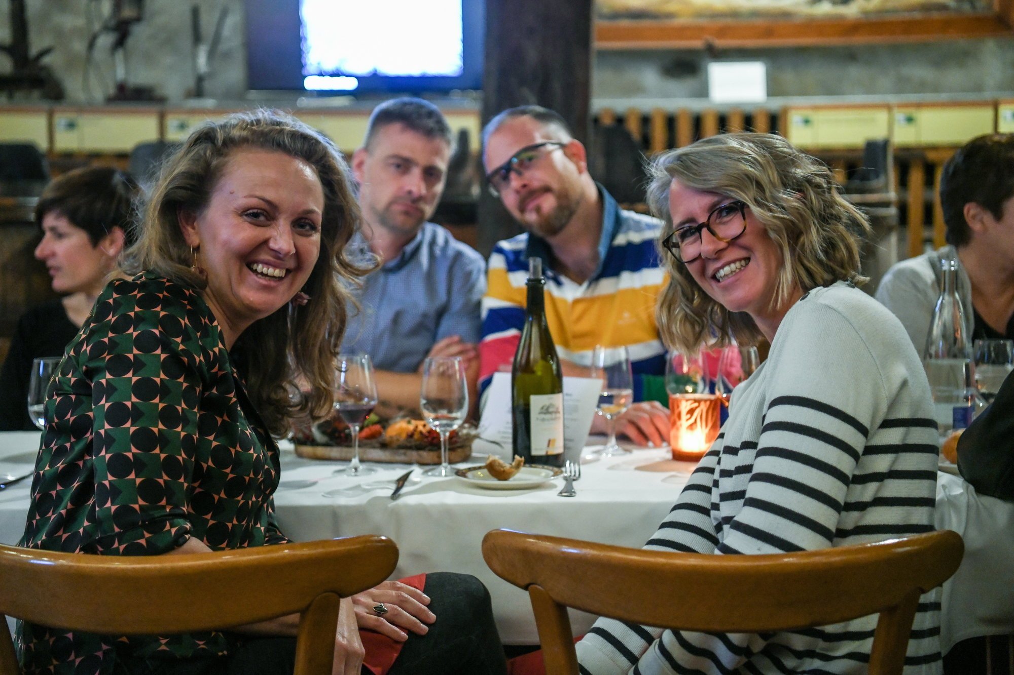 Quarante convives se sont réunis autour d'une même table dans la bonne humeur, à l'image de Malgorjata et Julien (à gauche)  accompagnés d'Eve et Arnaud.