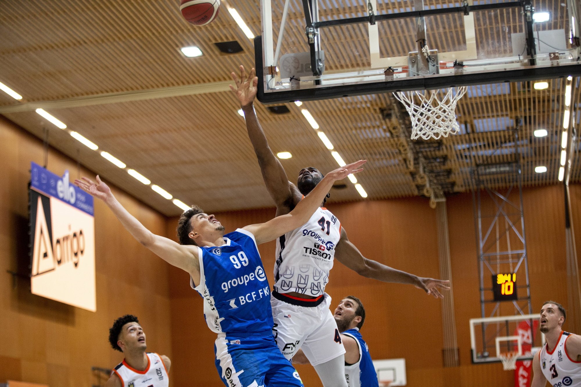 Duel au sommet entre Daniel Giddens (Union, en blanc) et Natan Jurkovitz (Fribourg).