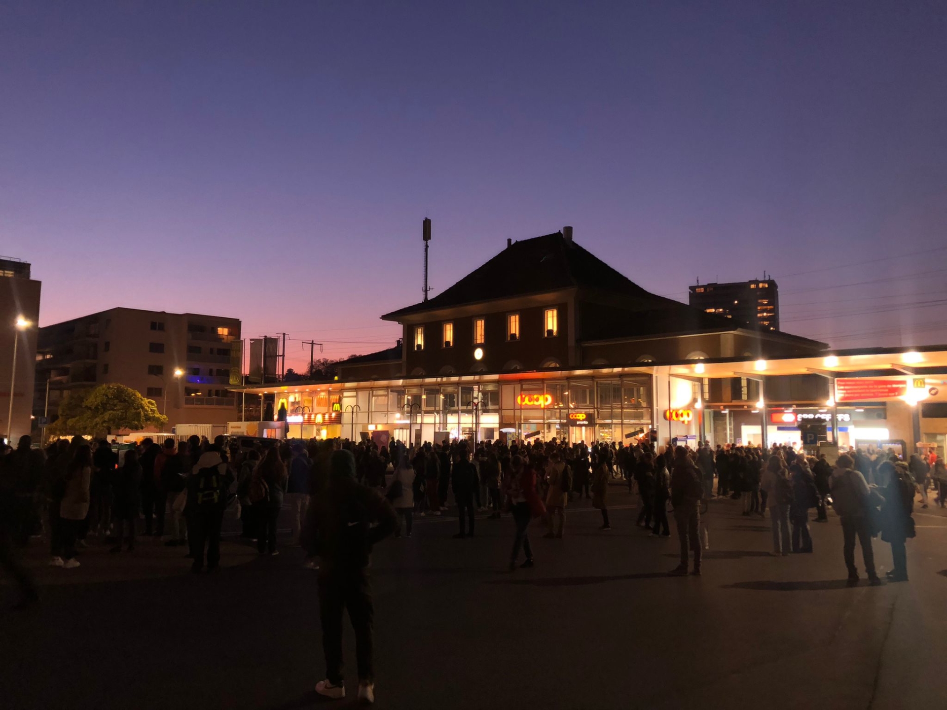 A la gare de Morges ce mardi soir, les voyageurs étaient nombreux à tenter de monter dans les bus de remplacement.