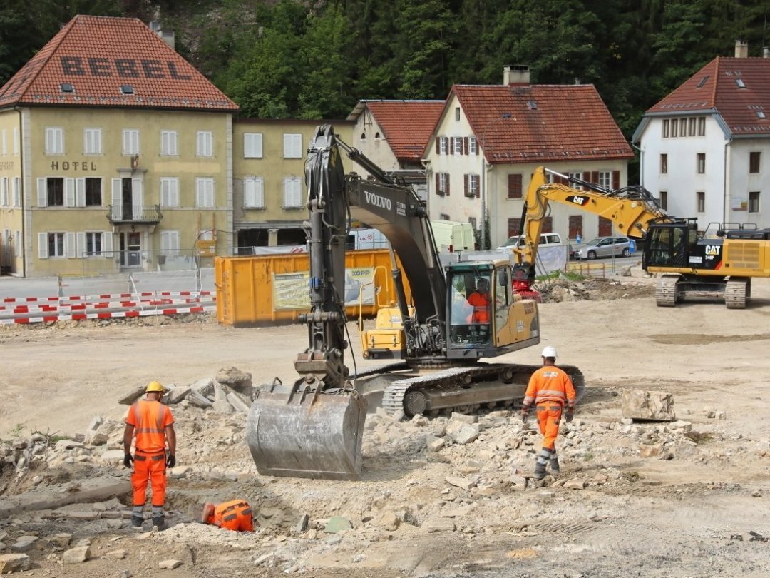 Au Col-des-Roches, les travaux de déconstruction des maisons situées sur le tracé du futur contournement ont débuté en juin 2021.