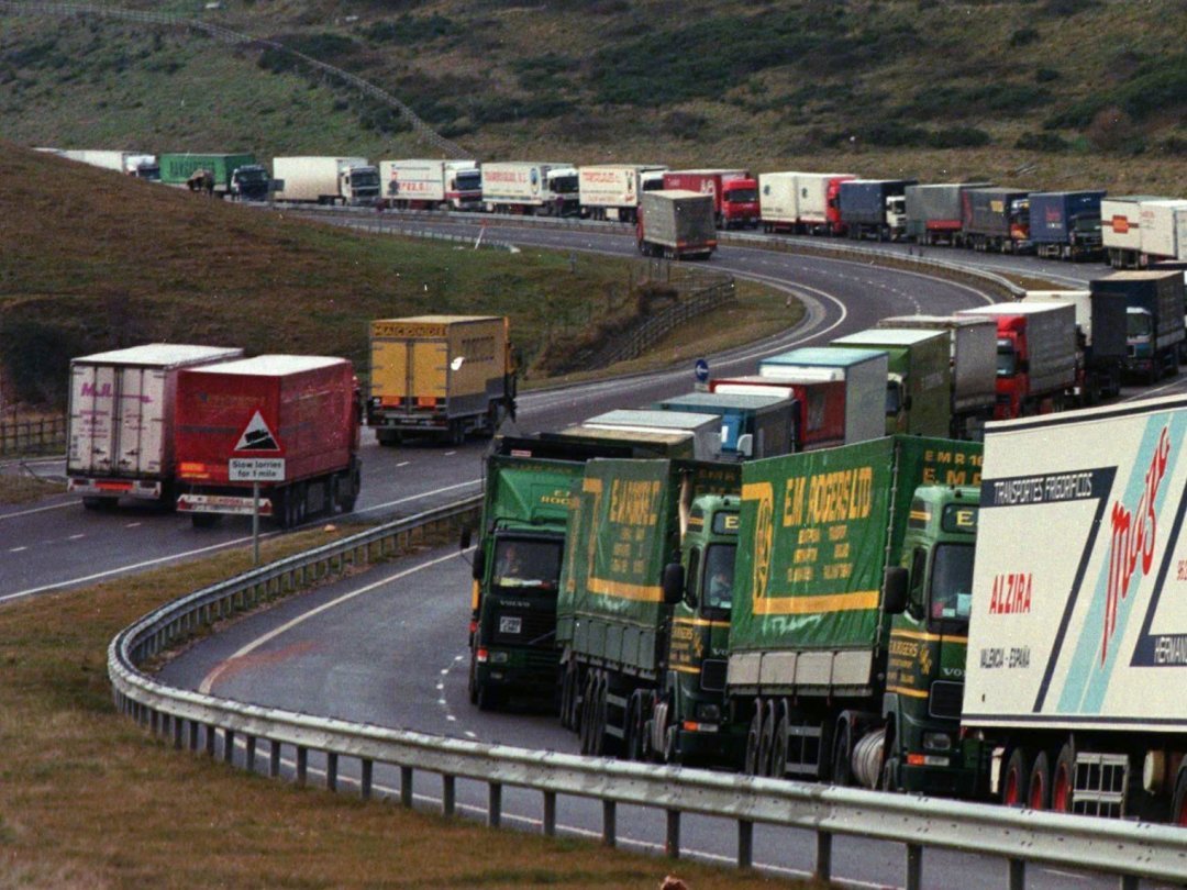 En 1996 à Douvres en Angleterre, les camions sont bloqués et ne peuvent embarquer pour traverser la Manche.