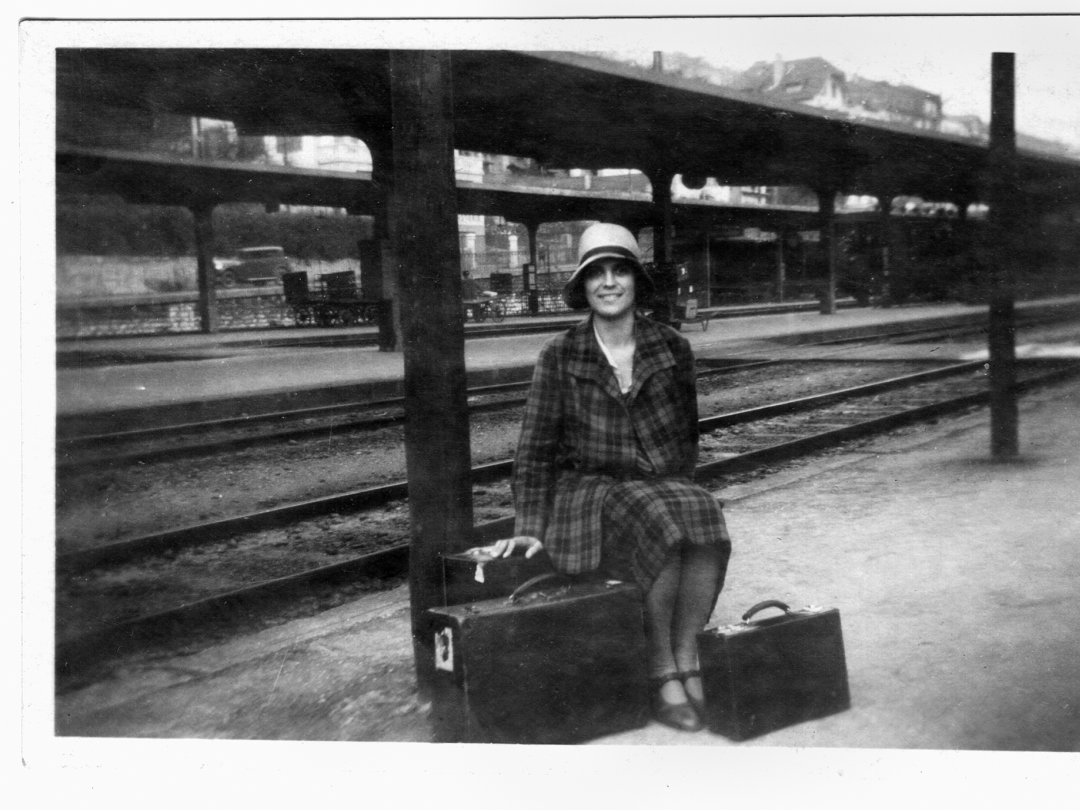 Anne-Françoise Perret-Gentil-dit-Maillard en novembre 1930 à la gare de Neuchâtel.