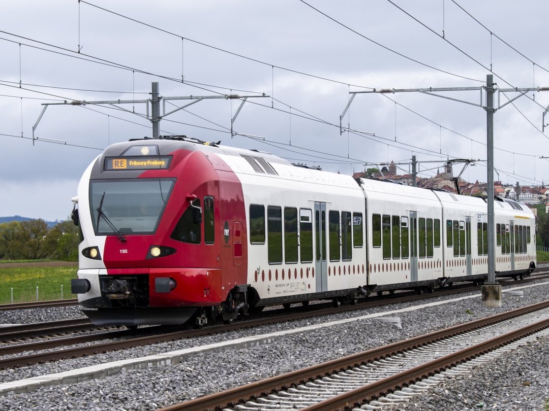 Dès le 12 décembre, les trains des Transports publics fribourgeois relieront directement Neuchâtel et Romont (photo), via Fribourg.