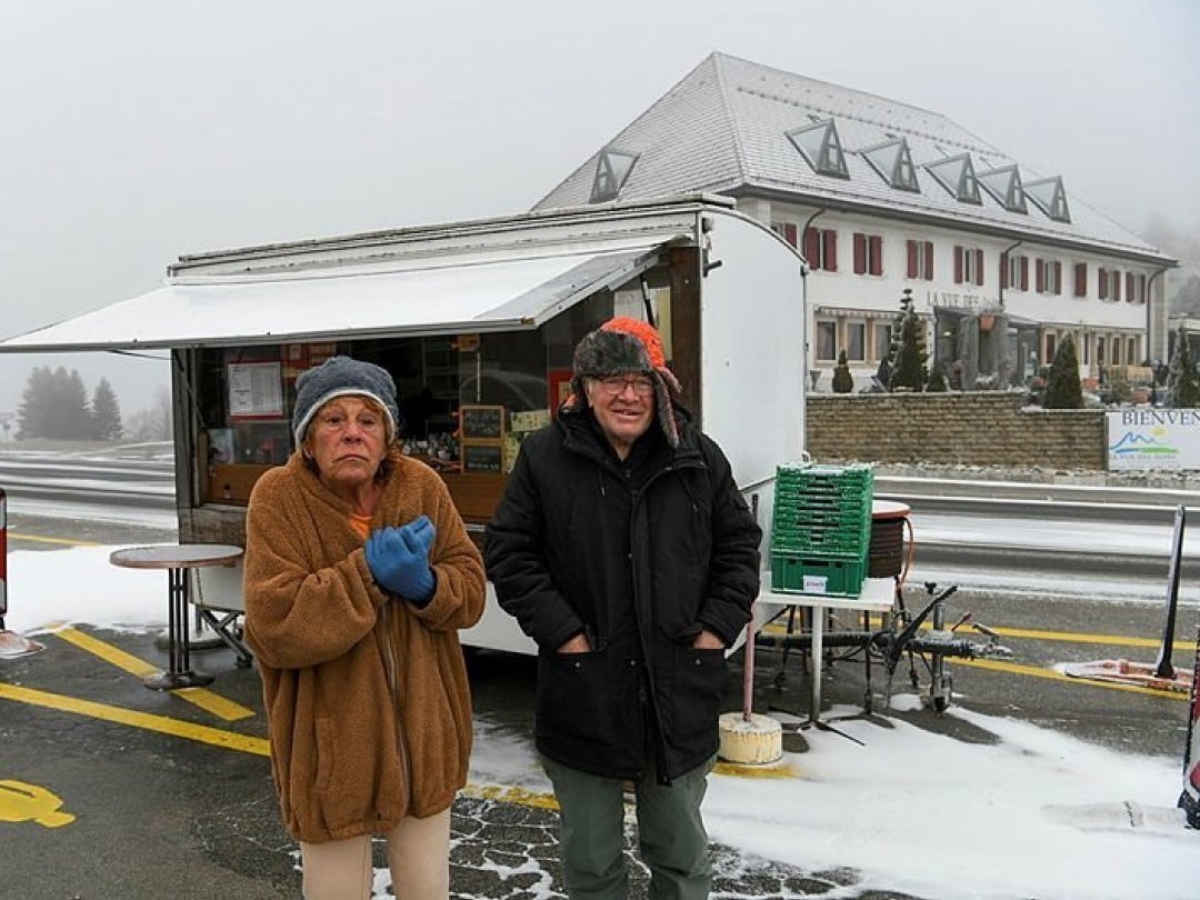 Assunta Montinari et Jean-Claude Maire ont leur stand mobile sur le parking de La Vue-des-Alpes, respectivement depuis 35 ans et 12 ans.