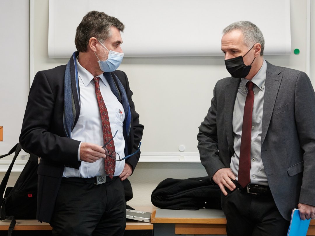 Le médecin cantonal Claude-François Robert (à gauche) et le conseiller d'Etat Laurent Kurth en discussion, samedi lors d'un point devant la presse. 
