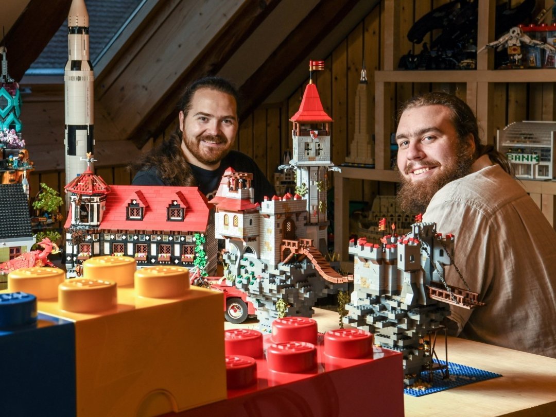 Eric Bedelek (noir) et Alex Favre dans leur "Lego Room" à Concise.