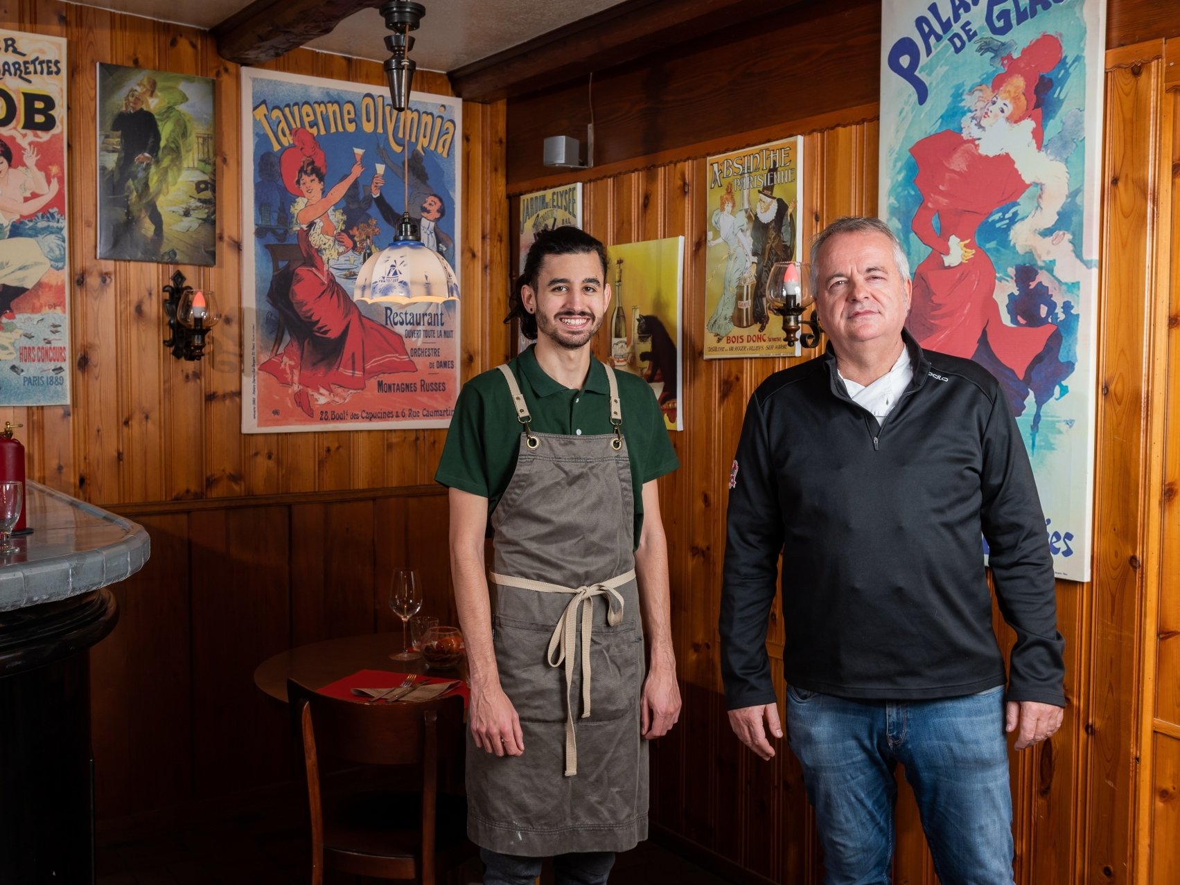 Le patron de l'auberge, Joseph Tonini (à droite), et son "élève" Taylor Hofmann.