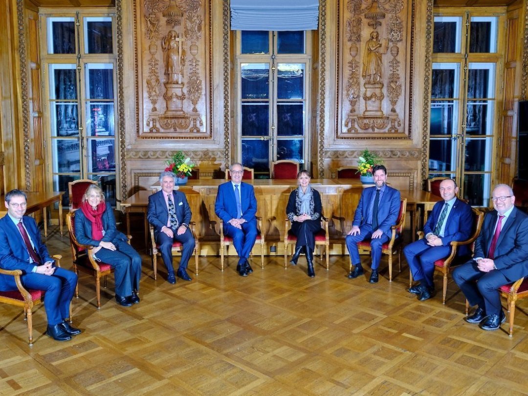 Guy Parmelin, au centre de la photo avec Violaine Blétry-de Montmollin, est entouré des membres du Conseil communal de Neuchâtel, du chancelier de la Ville et du chef de la communication du département fédéral.