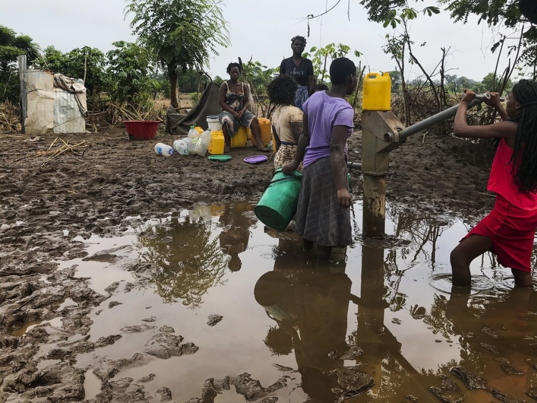 Des dizaines de milliers de maisons ont été endommagées, certaines se sont effondrées sous le poids des litres d'eau qui se sont abattues en quelques jours.