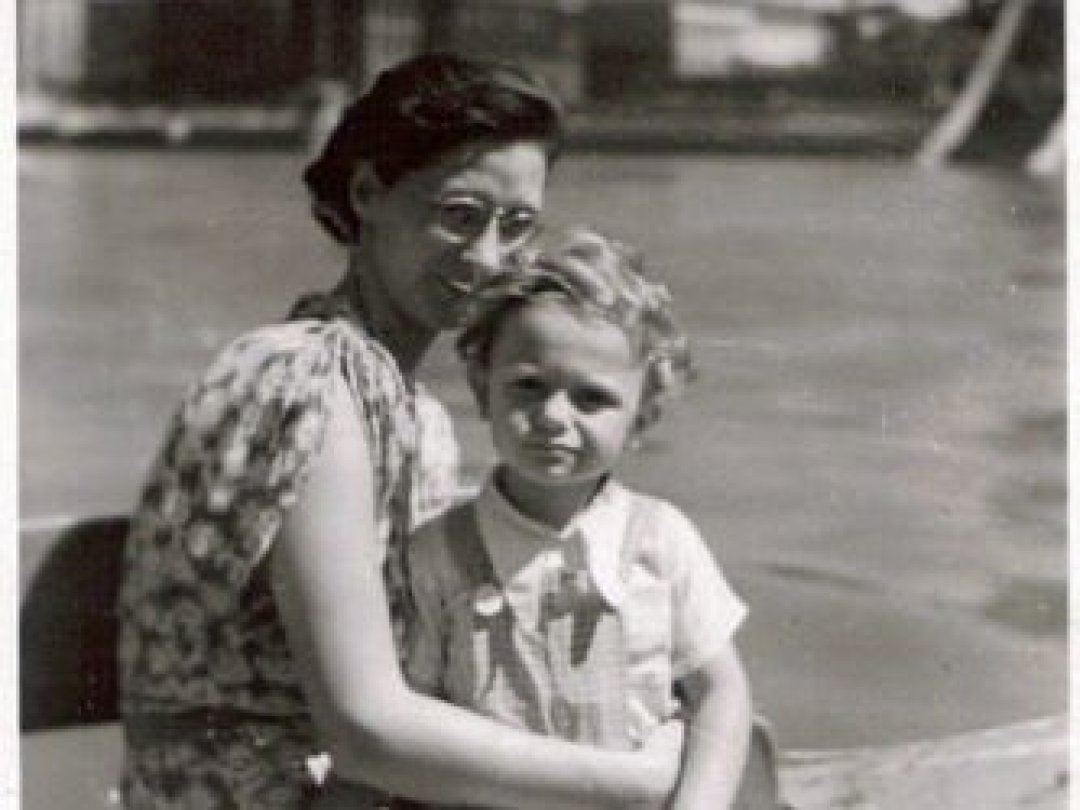 1946, le petit Balint Basilides, deux ans, avec sa mère au bord du Danube à Budapest.