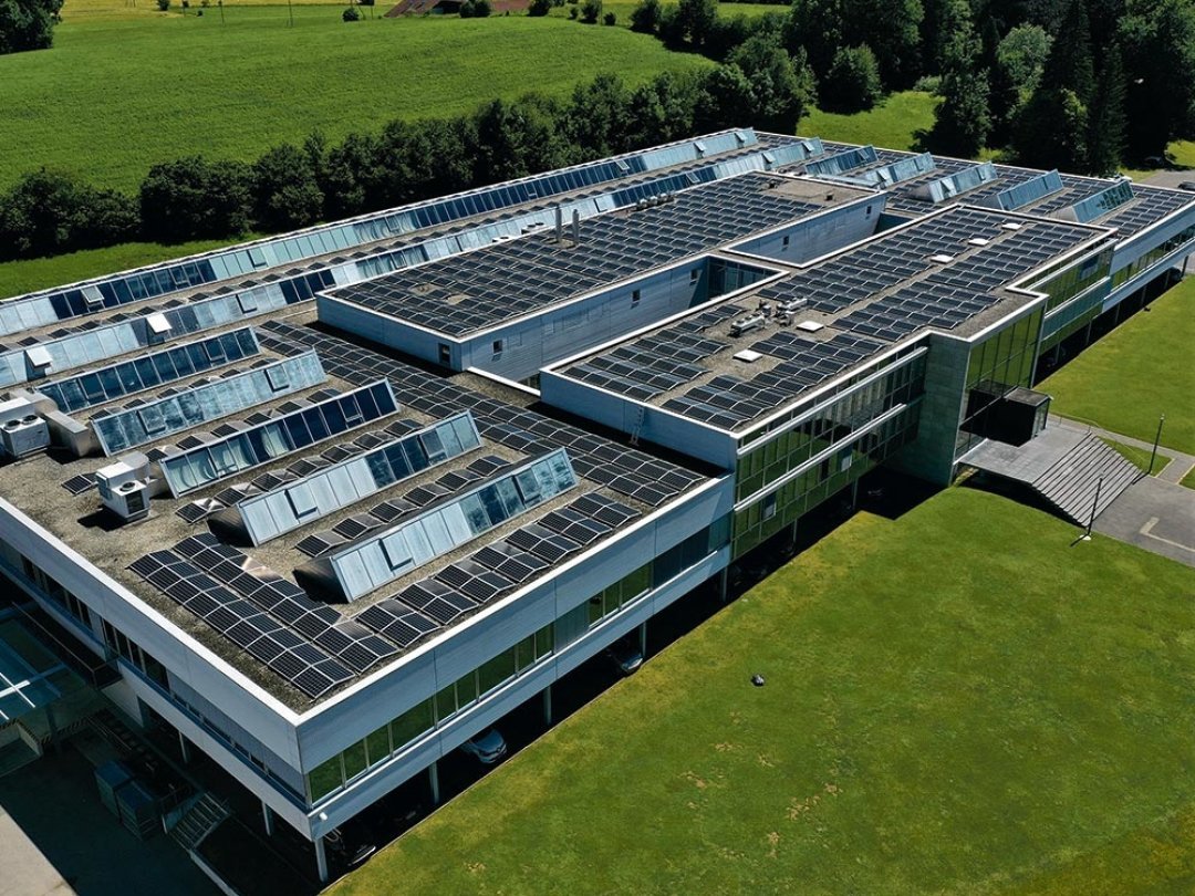 L’entreprise G&F Châtelain à La Chaux-de-Fonds dispose d’une toiture photovoltaïque réalisée sous la forme du contracting solaire.