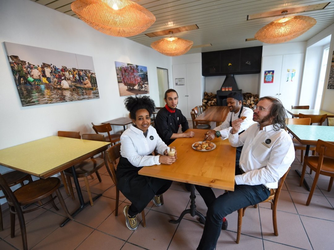 Le chef Esteban Jospin et l'équipe de cuisine du restaurant social chaux-de-fonnier La Source.