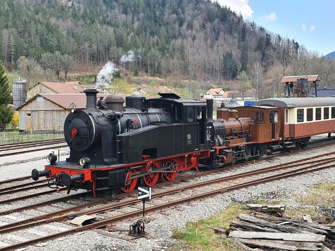 Les locomotives Krauss-Maffei (la noire) et Tigerli (la brune) assumeront toutes les circulations 2022 du Vapeur Val-de-Travers.