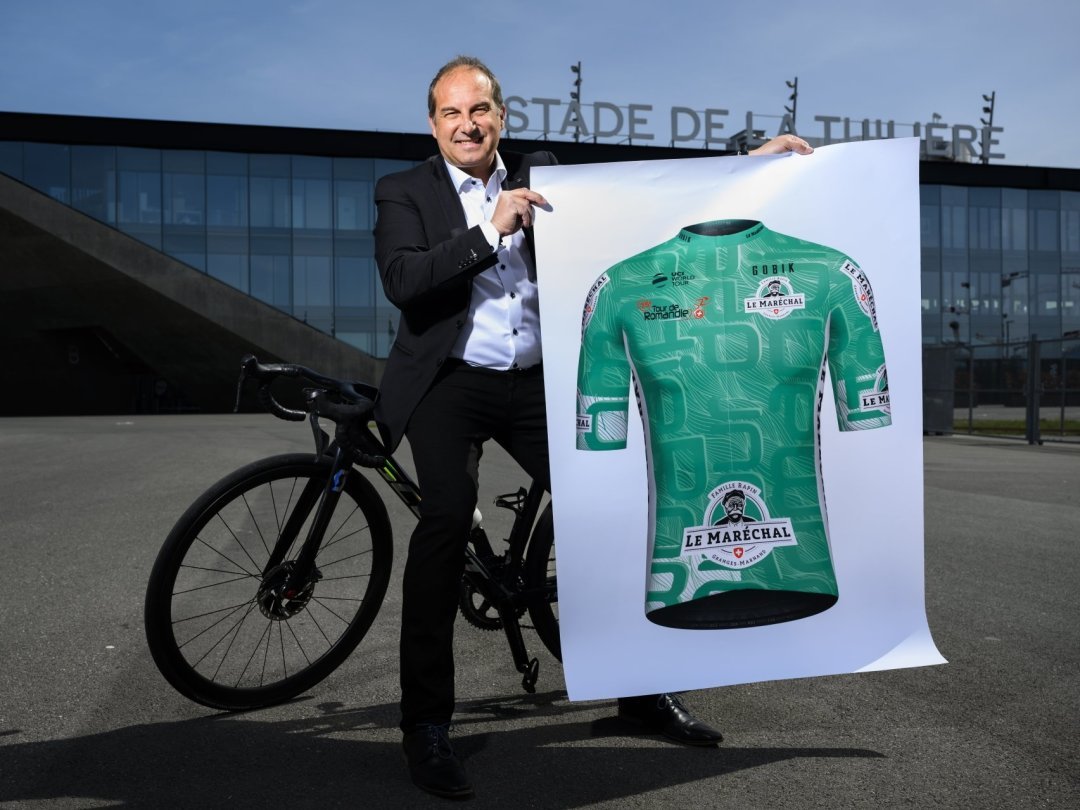 Richard Chassot pose avec la photo du maillot vert de la 75e édition du Tour de Romandie.