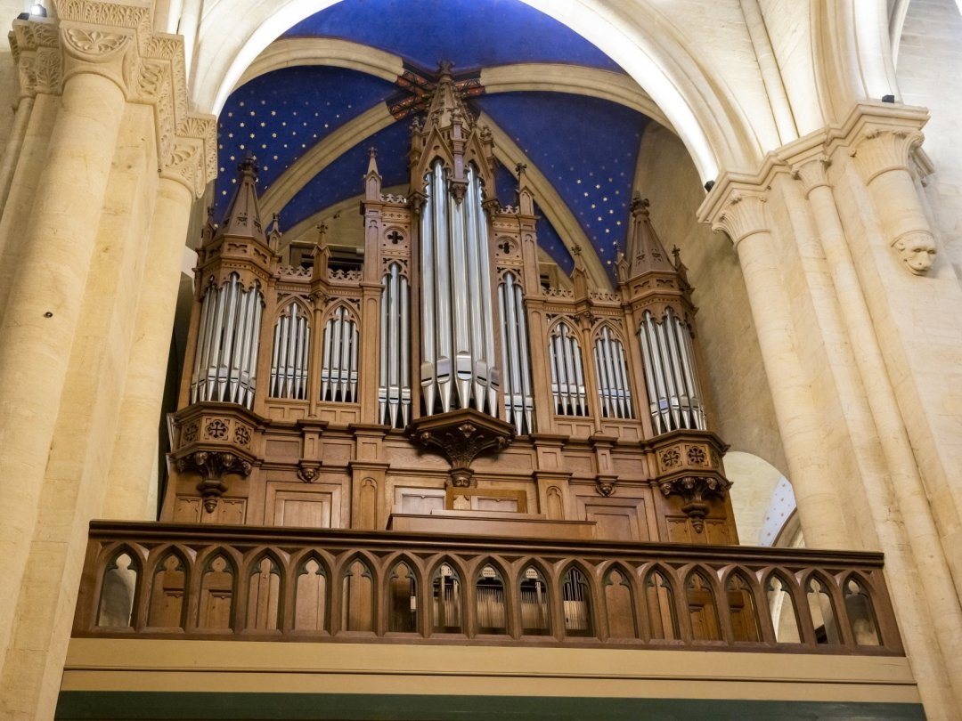 L’ancien orgue (ici, début avril, juste après sa rénovation) se trouve désormais dans la partie sud de la collégiale.